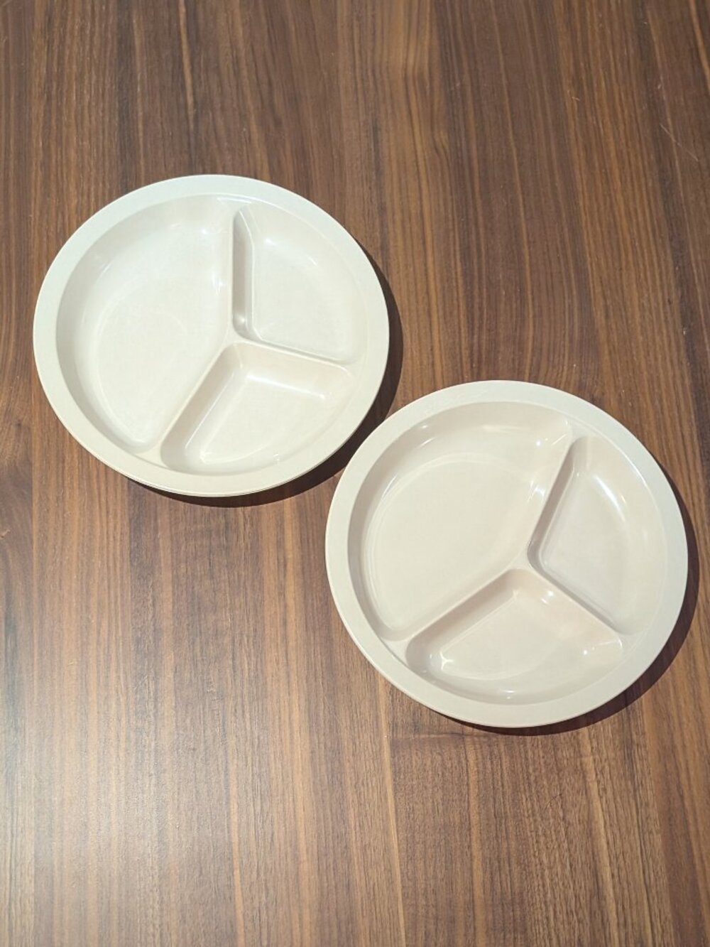 Set of 2 Vintage Anchor Hocking 9.25" Divided MicroWare Plates PM486-TI USA
